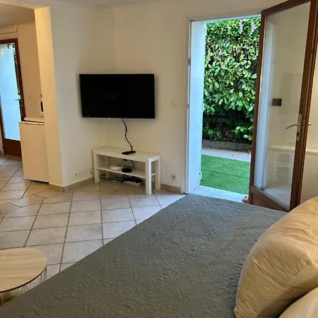 Beautiful Studio + Large Terrace Near The Beaches. Apartman Antibes