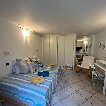 Beautiful Studio + Large Terrace Near The Beaches. Apartman Antibes